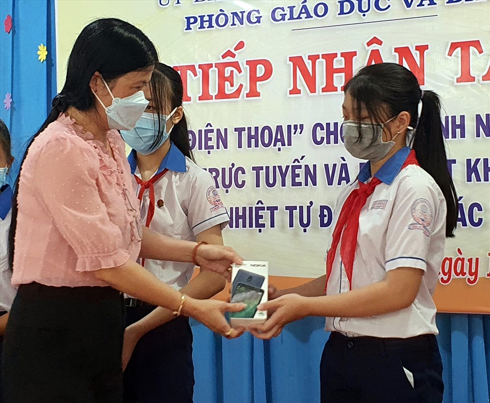 Học sinh khó khăn được nhận điện thoại thông minh để học online tại huyện Vĩnh Lợi, tỉnh Bạc Liêu. Ảnh: Nhật Hồ