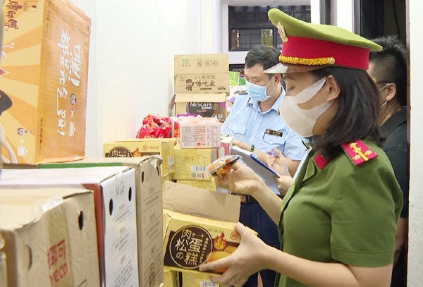 Lực lượng chức năng Thanh Hóa phát hiện gần 5 tấn bánh kẹo không rõ nguồn gốc xuất xứ. Ảnh: CATH