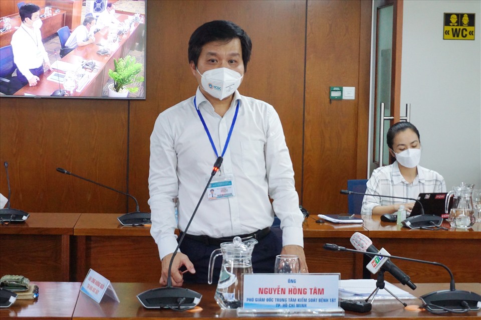 Ông Nguyễn Hồng Tâm - Phó giám đốc phụ trách Trung tâm Kiểm soát bệnh tật TPHCM.  Ảnh: Minh Quân