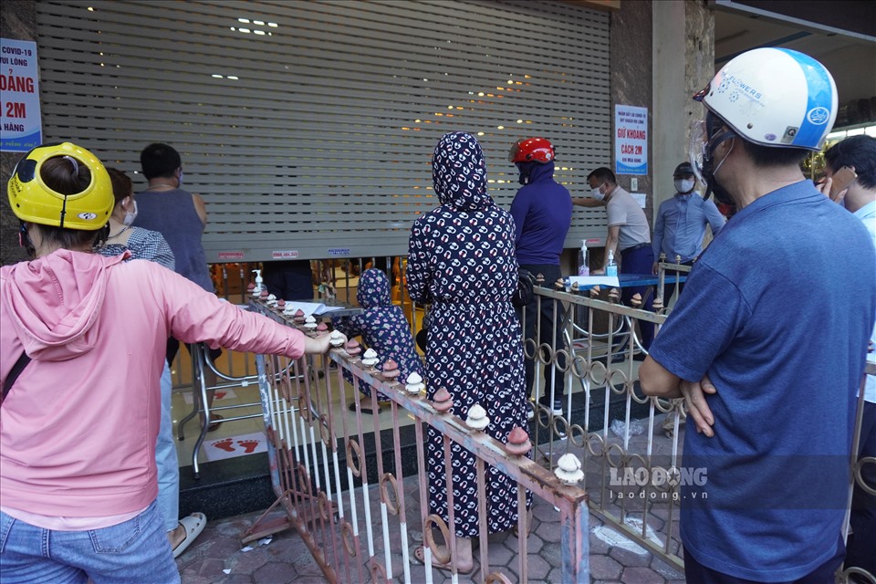 Dù cơ sở kinh doanh tạm thời đóng cửa, dừng bán hàng. Tuy nhiên, nhiều người dân vẫn cố gắng đứng chờ để mua bánh.