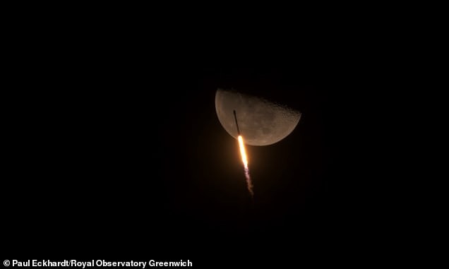 Hình ảnh cho thấy tên lửa Falcon 9 bay qua Mặt trăng của Paul Eckhardt (Mỹ) đã giành được giải thưởng người mới xuất sắc nhất