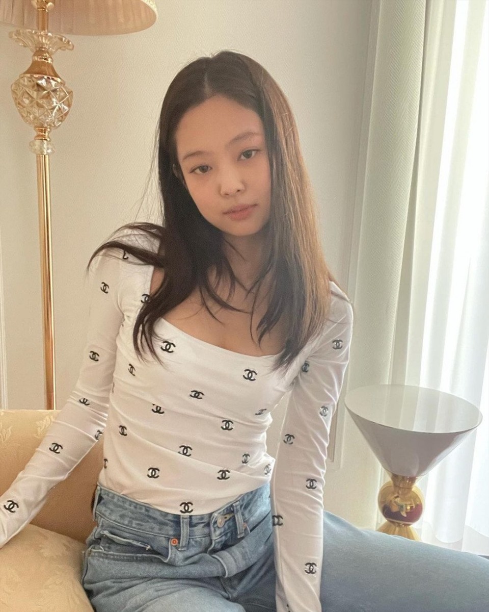Jennie vừa đăng tải loạt hình ảnh mới trên mạng xã hội của mình. Trong ảnh, nữ ca sĩ diện áo thun trắng đơn giản, kết hợp với quần jeans xanh nhạt.