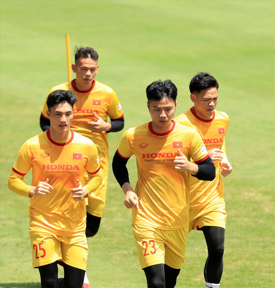 Sau khi Đặng Văn Lâm dính chấn thương, huấn luyện viên Park Hang-seo ngay lập tức triệu tập thủ môn Trần Nguyên Mạnh (ngoài cùng bên phải) lên thay thế.