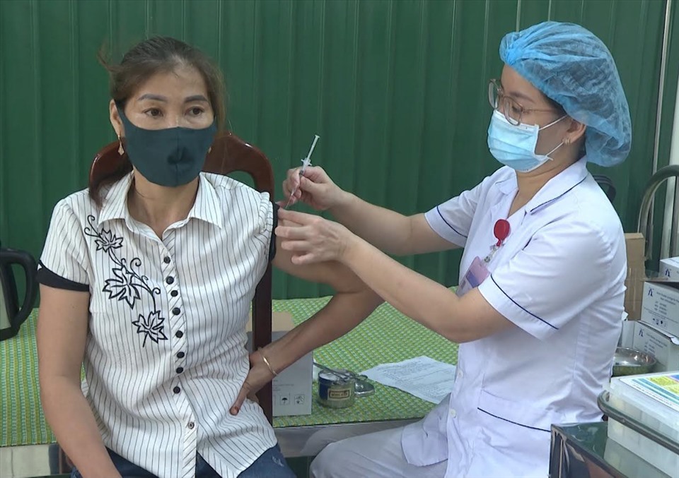 Tỉnh Ninh Bình đang đẩy nhanh tiến độ tiêm vaccine phòng COVID-19 ch 100% giáo viên trên địa bàn. Ảnh: NT