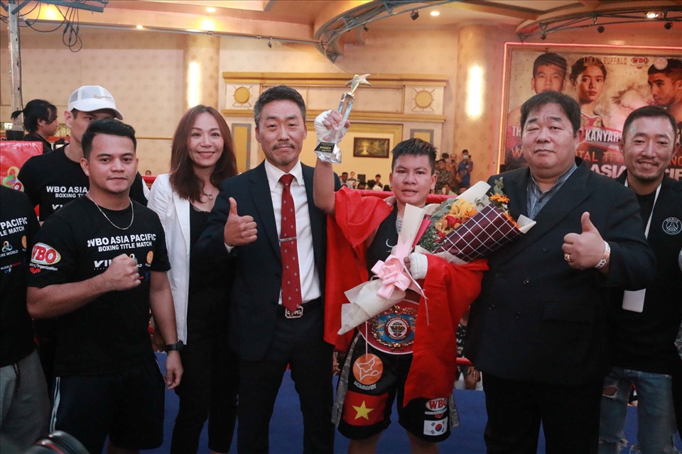 Ông bầu Kim Sang-bum (giữa) bên cạnh võ sĩ Nguyễn Thị Thu Nhi. Ông cùng Cocky Buffalo, WBO và đối tác tại Hàn Quốc đã tổ chức sự kiện lớn vào ngày 23.10 tới tại Ansan, Hàn Quốc. Ảnh: TN.
