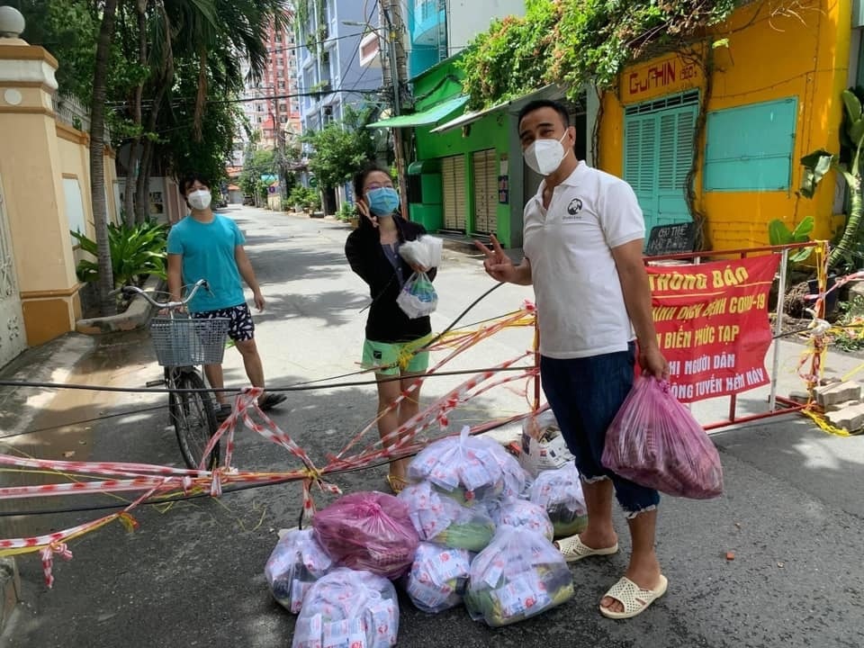 Nam MC không ngại đi vào các con hẻm sâu để phát quà. Ảnh: NSCC.