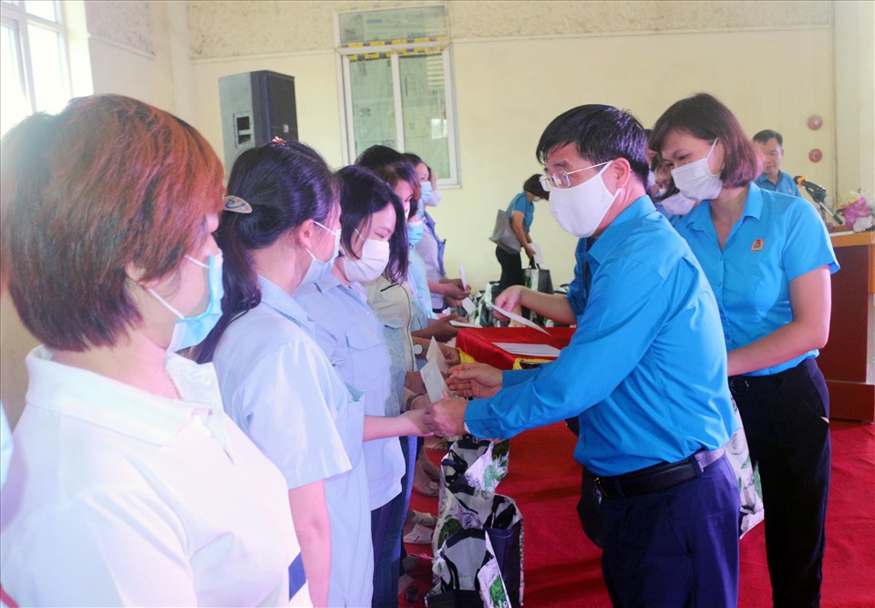 Ông Trịnh Văn Bừng, Chủ tịch Liên đoàn Lao động tỉnh Hà Nam trao tặng quà cho đoàn viên, công nhân lao động có hoàn cảnh khó khăn trên địa bàn. Ảnh: Phúc Lộc
