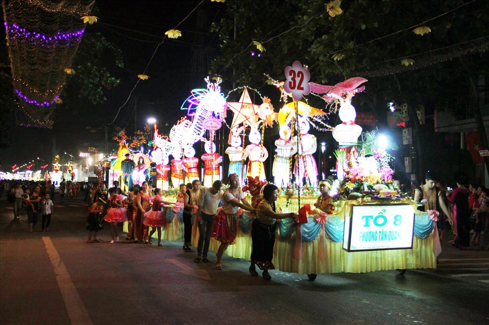 Hàng trăm chiếc đèn Trung thu khổng lồ nối đuôi nhau trình diễn trên khắp các đường phố Tuyên Quang.