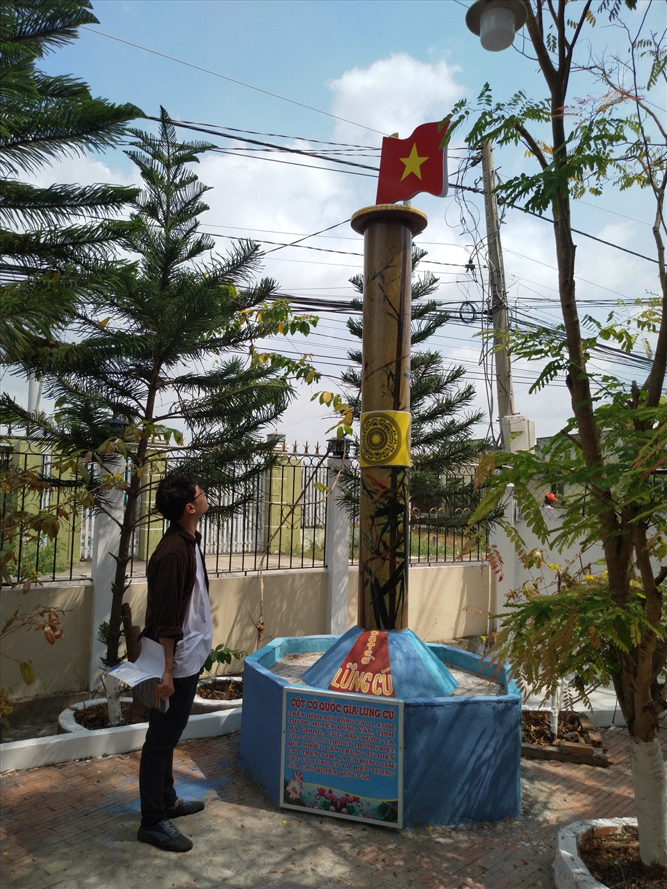 Mô hình “Cột cờ Quốc gia Lũng Cú” nơi địa đầu đất nước ở tỉnh Hà Giang. Ảnh: K.Q