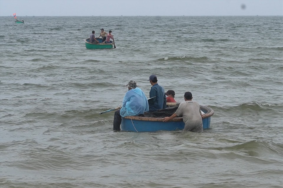 Một số ngư dân hoạt động thúng chèo cũng tham gia đánh bắt.