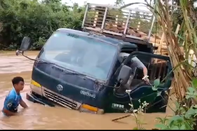 Xe tải của người dân gặp tai nạn ở hồ Krông Pách thượng (ảnh chụp tháng 8.2021). Ảnh: B.T