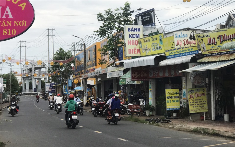 Ghi nhận tại các tuyến đường ở thị trấn Thới Lai, huyện Thới Lai, nhiều cửa hàng kinh doanh thiết bị điện, bánh kem… đều đã mở cửa hoạt động.