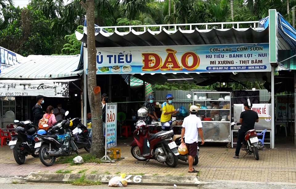Dọc trên các tuyến đường ở thị trấn Phong Điền, nhiều quán ăn, quán uống cũng đã mở cửa hoạt động trở lại.