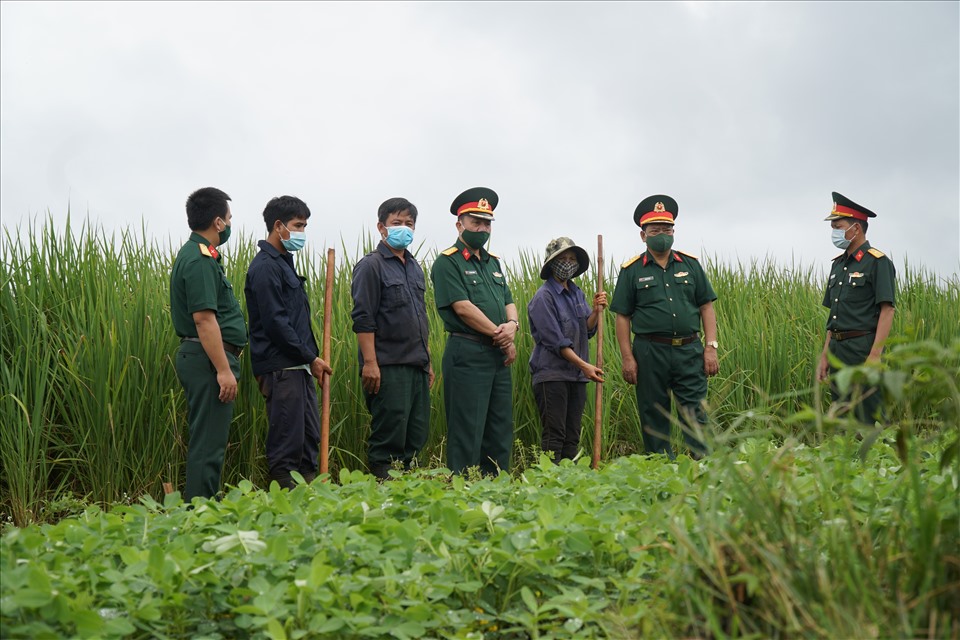 Binh đoàn 15 chăm lo đời sống cho công nhân, người lao động tại địa bàn biên giới. Ảnh T.T