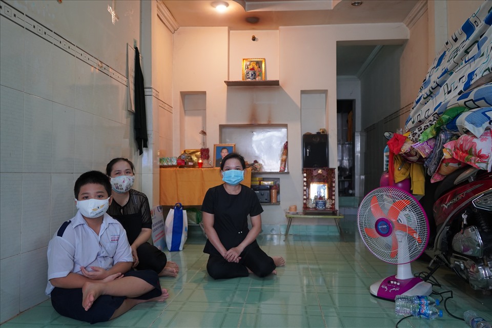 Trong căn nhà đông đúc giờ chỉ còn lại bé Hoàng Minh, chị Nguyễn Thị Ánh Nguyên (giữa) và chị Lê Thị Kim Sa (bên phải).