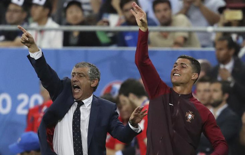 Cầu thủ của Man United, Ronaldo từng có hành động tương tự ở chung kết Euro 2016. Ảnh: MARCA