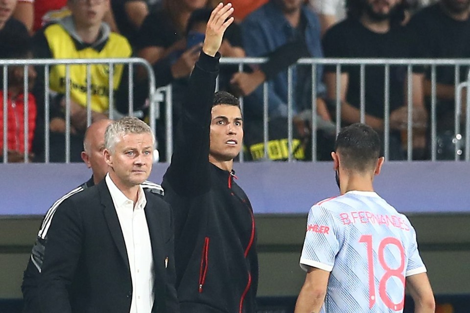 Ronaldo chạy ra đường biên ở trận đấu giữa tuần của Man United. Ảnh: Thesun