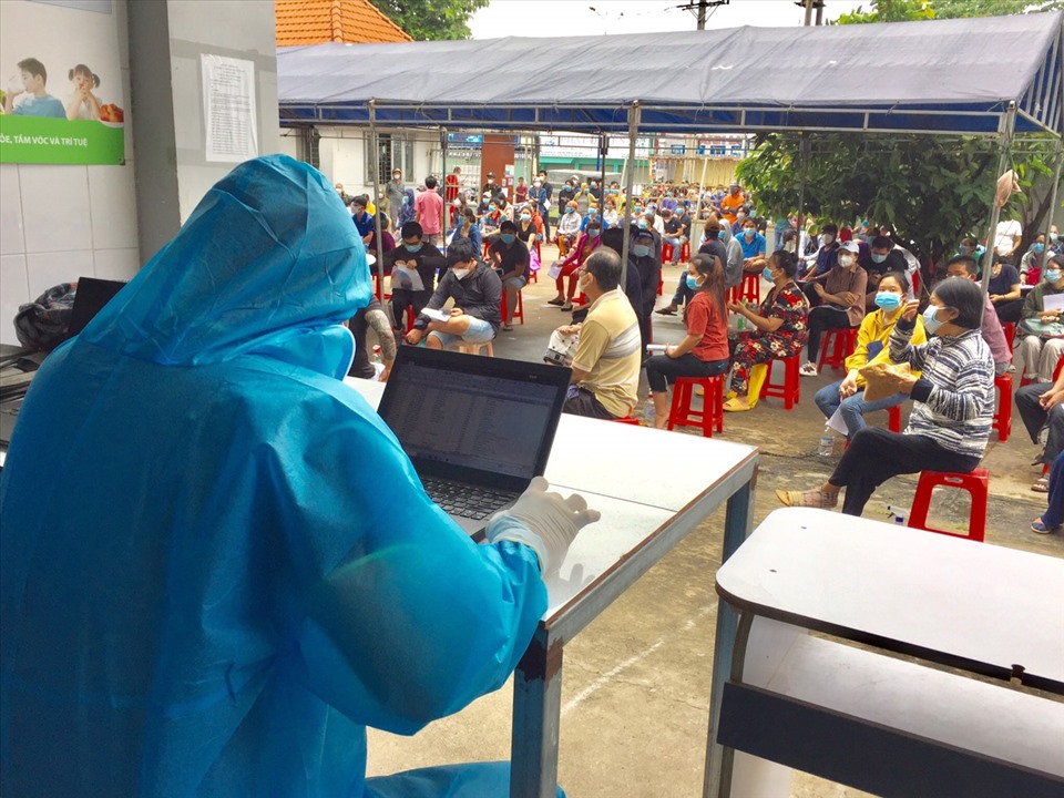 Đây là điểm tiêm vaccine ở phường Thuận Giao, thành phố Thuận An, tỉnh Bình Dương những ngày cuối tuần. Phường Thuận Giao có đến 100.000 dân, một trong những phường tập trung đông công nhân lao động nhất tỉnh Bình Dương. Đây là phường có nguy cơ lây nhiễm cao bị khóa chặt 1 tháng liền.