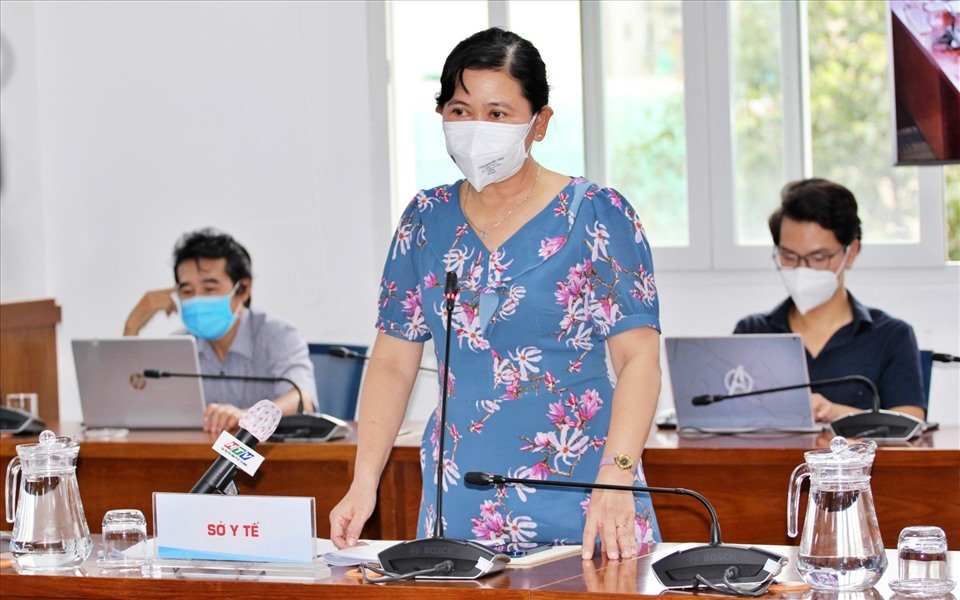 Bà Nguyễn Thị Huỳnh Mai - Chánh Văn phòng Sở Y tế TPHCM thông tin về tình hình xét nghiệm cho các shipper. Ảnh: Thành Nhân
