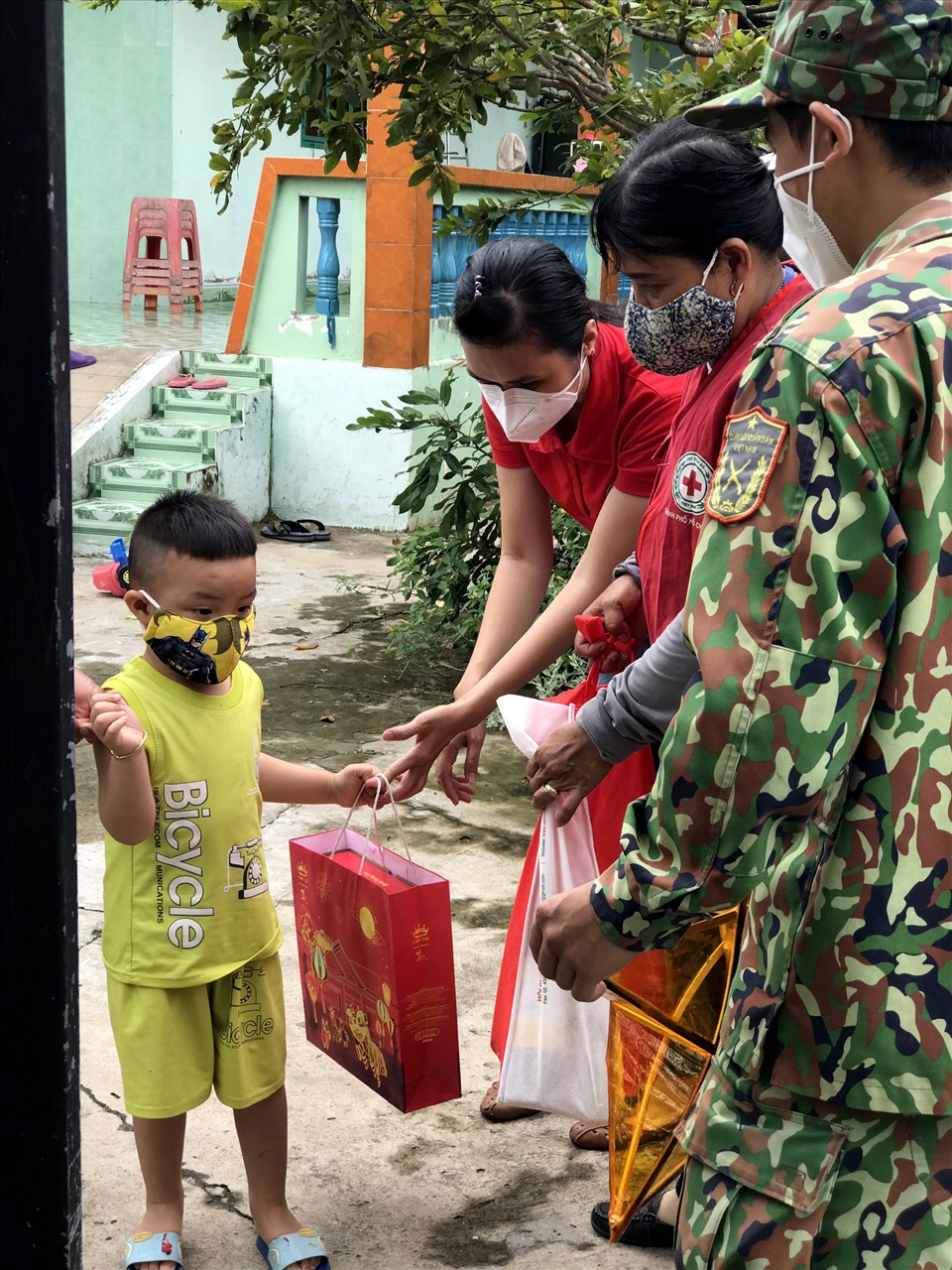 Bé Lê Đinh Đình Phong (sinh năm 2018), mẹ mất sau khi dương tính COVID-19. Cha của bé cũng đang trong quá trình điều trị COVID-19 ở bệnh viện dã chiến.