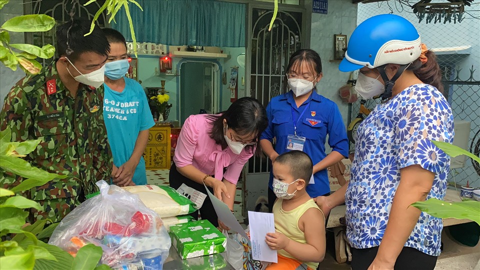 Trong ngày 20.9, UBND xã Bình Hưng cũng tổ chức trao lồng đèn và nhu yếu phẩm cần thiết cũng như hỗ trợ kinh tế cho gia đình trẻ em có cha hoặc mẹ mất vì COVID-19.