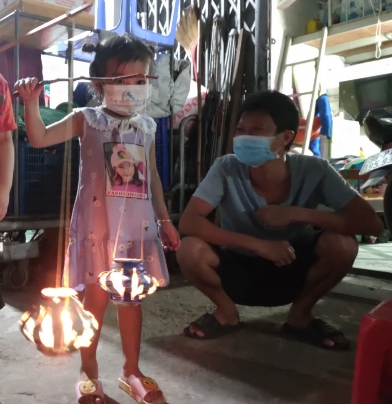 Chế lồng đèn cho trẻ em xóm trọ đón Tết Trung thu ở phường An Phú, Thuận An.
