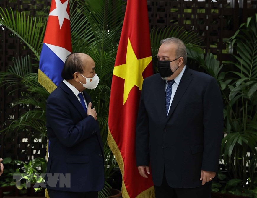 Chủ tịch nước Nguyễn Xuân Phúc hội kiến Thủ tướng Cuba Manuel Marrero Cruz. Ảnh: TTXVN