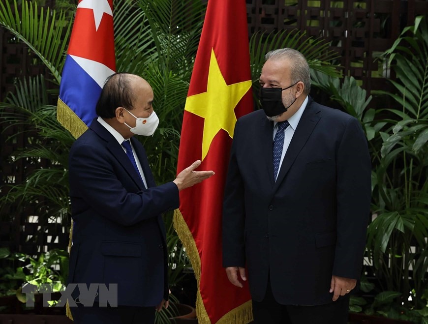 Chủ tịch nước Nguyễn Xuân Phúc hội kiến Thủ tướng Cuba Manuel Marrero Cruz. Ảnh: TTXVN