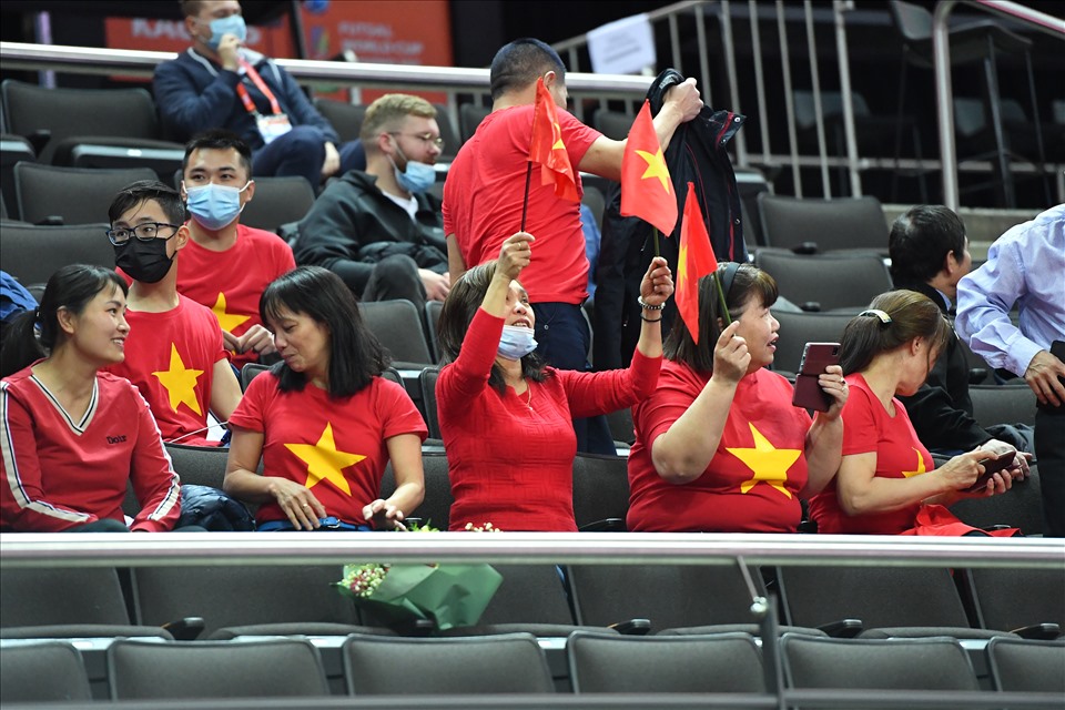 Người hâm mộ tiếp lửa cho tuyển futsal Việt Nam tại FIFA Futsal World Cup 2020. Ảnh: Quang Thắng