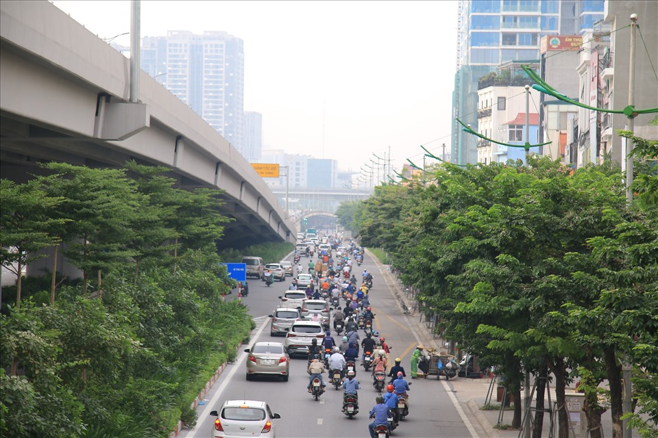 Mật độ phương tiện tham gia giao thông trên đường Phạm Văn Đồng  vào đầu giờ sáng.