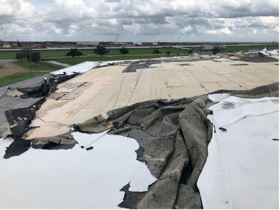 Bão Ida đã làm hư hại mái nhà và hệ thống chống sét của tòa nhà sản xuất chính tại cơ sở lắp ráp Michoud. Ảnh: NASA