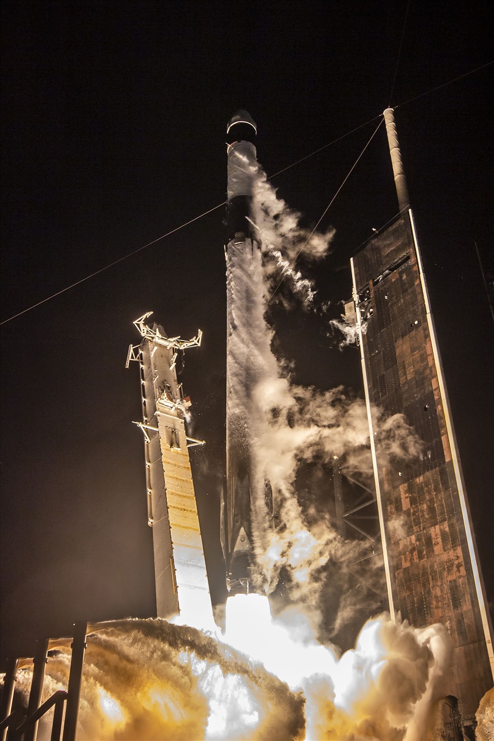 SpaceX Chia sẻ thêm một vài hình ảnh trong lần phóng tàu vũ trụ chở hàng Dragon lên trạm vũ trụ ISS. Ảnh: SpaceX