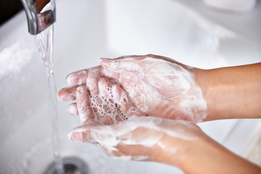 Rửa tay thường xuyên để đề phòng COVID-19. Ảnh CDC