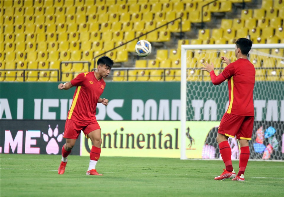 Sau màn khởi động, tuyển Việt Nam tập các bài đơn giản với bóng theo cặp.