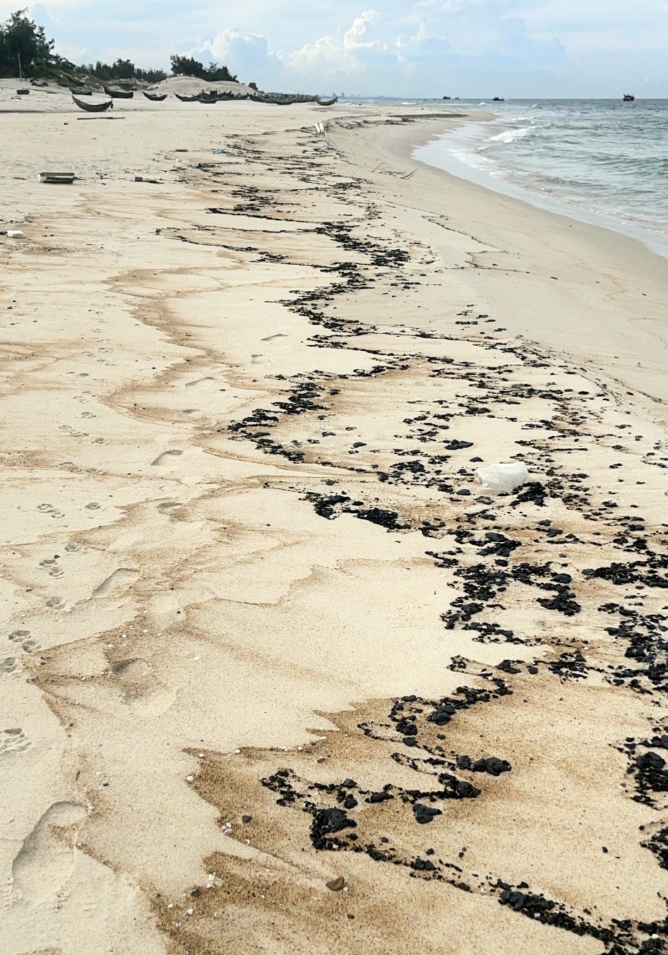 Vết dầu loang trải dài hơn 3km tại bờ biển xã Hải Ninh (Quảng Ninh, Quảng Bình). Ảnh: CTV