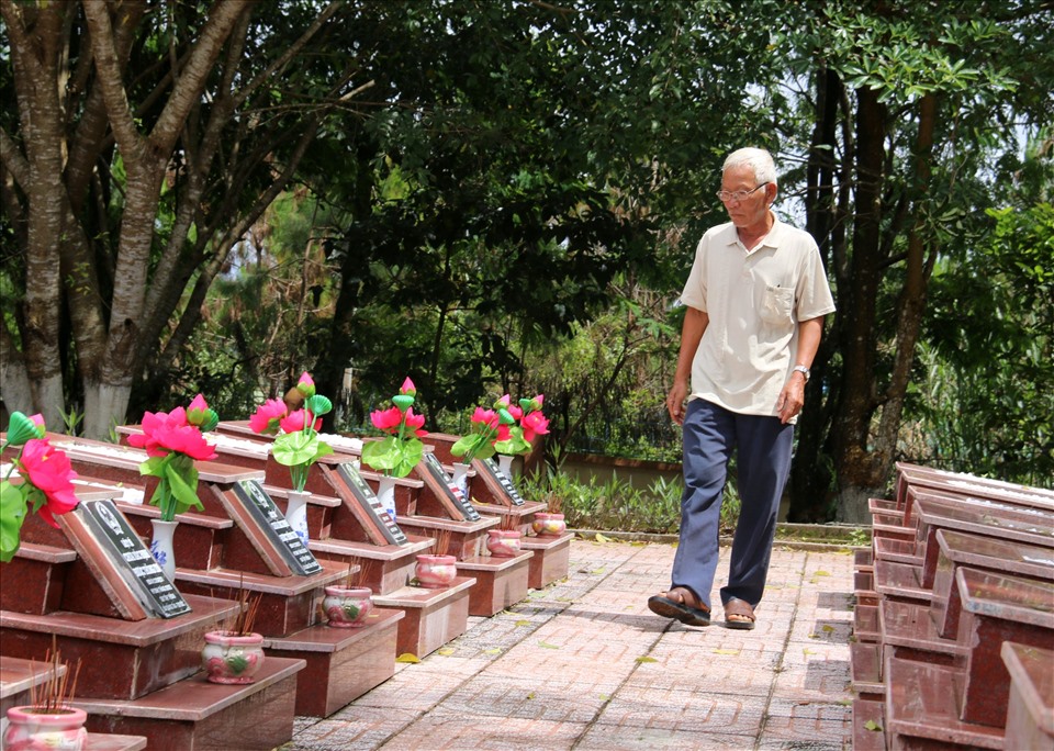 Những phần mộ liệt sĩ mà ông Long đã cùng đồng đội của mình góp công sức cùng cơ quan chức năng quy tập. Ảnh: Phan Tuấn