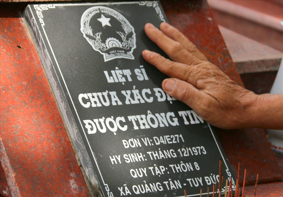 Năm nay đã 70 tuổi nhưng bệnh binh Nguyễn Duy Long vẫn dành nhiều tâm huyết đi tìm mộ liệt sĩ. Ảnh: Phan Tuấn
