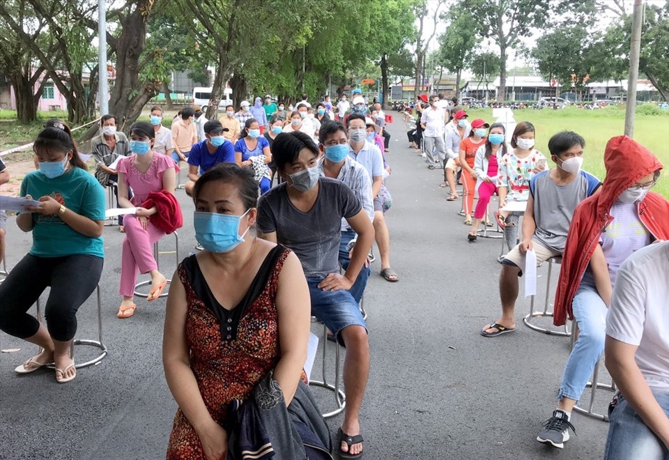 Theo ghi nhận, ngày 2.9 nhiều địa phương như thành phố Thủ Dầu Một, thành phố Dĩ An, thị xã Tân Uyên đồng loạt tổ chức tiêm vaccine ngừa COVID-19 cho người dân và công nhân lao động.