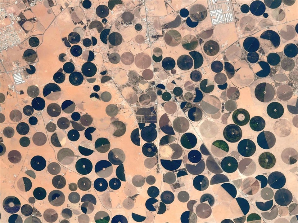 Những khu vực nông nghiệp có thể tạo thành những hình ảnh đẹp mắt như những trang trại trên sa mạc trong bức ảnh này. Theo phi hành gia Pesquet đây là địa điểm ở Châu Phi chụp từ ISS. Ảnh: ESA