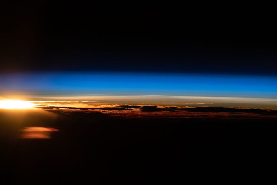 Khi trạm vũ trụ quay quanh Trái đất cứ 90 phút nên các phi hành gia nhìn thấy 16 lần bình minh và hoàng hôn mỗi ngày. Trong ảnh là mặt trời mọc phía trên Ấn Độ Dương, ngoài khơi bờ biển Tây Australi được chụp từ trạm vũ trụ ngày 20.5. Ảnh: NASA