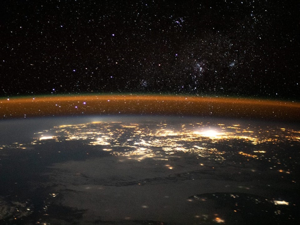 Bầu khí quyển phát sáng phía trên bờ biển đông nam Châu Phi, khi nhìn từ Trạm Vũ trụ Quốc tế. Ảnh: NASA