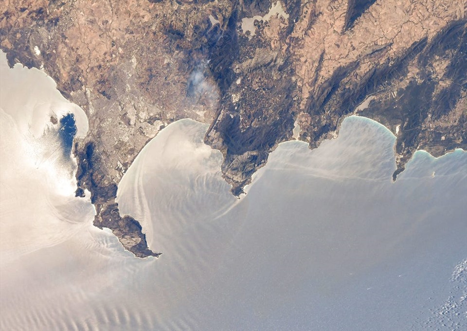 Cape Town ở Nam Phi khi ảnh mặt trời xuất hiện ngoài khơi bờ biển nam Đại Tây Dương, được chụp từ ISS, ngày 28.2.2021. Ảnh: Roscosmos