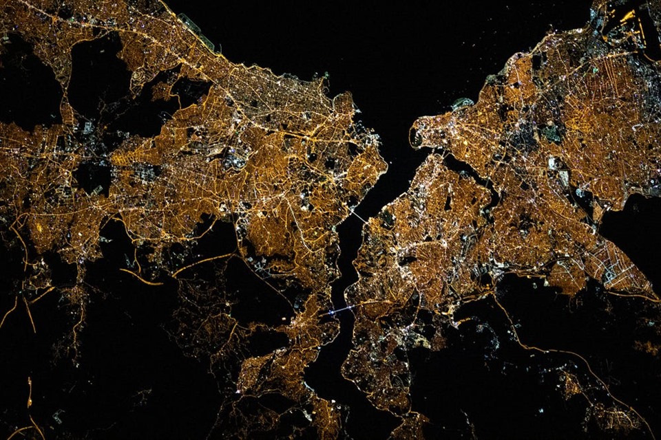 Cách Trái đất hơn 400km, các phi hành gia có thể quan sát được ánh đèn thành phố, các dãy núi, những cơn bão lớn, sông băng tan chảy. Trong ảnh là khung cảnh đêm ở Istanbul, Thổ Nhĩ Kỳ ngày 10.5.2021. Ảnh: NASA