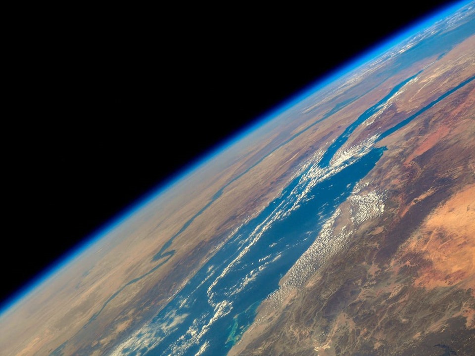 Dải mỏng màu xanh lam của bầu khí quyển Trái đất xuất hiện ở phía đường chân trời ngoài Biển Đỏ và sông Nile ở Châu Phi, ngày 3.2.2021. Ảnh: NASA