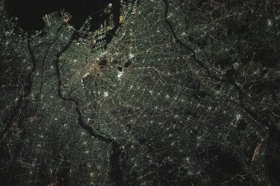 Trong số 7 phi hành gia có Thomas Pesquet của Cơ quan Vũ trụ Châu Âu và phi hành gia Megan McArthur của NASA thường xuyên đăng những bức ảnh tuyệt đẹp lên mạng xã hội. Trong ảnh là sáng ban đêm của Tokyo, Nhật Bản, ngày 27.2.2021. Ảnh: NASA