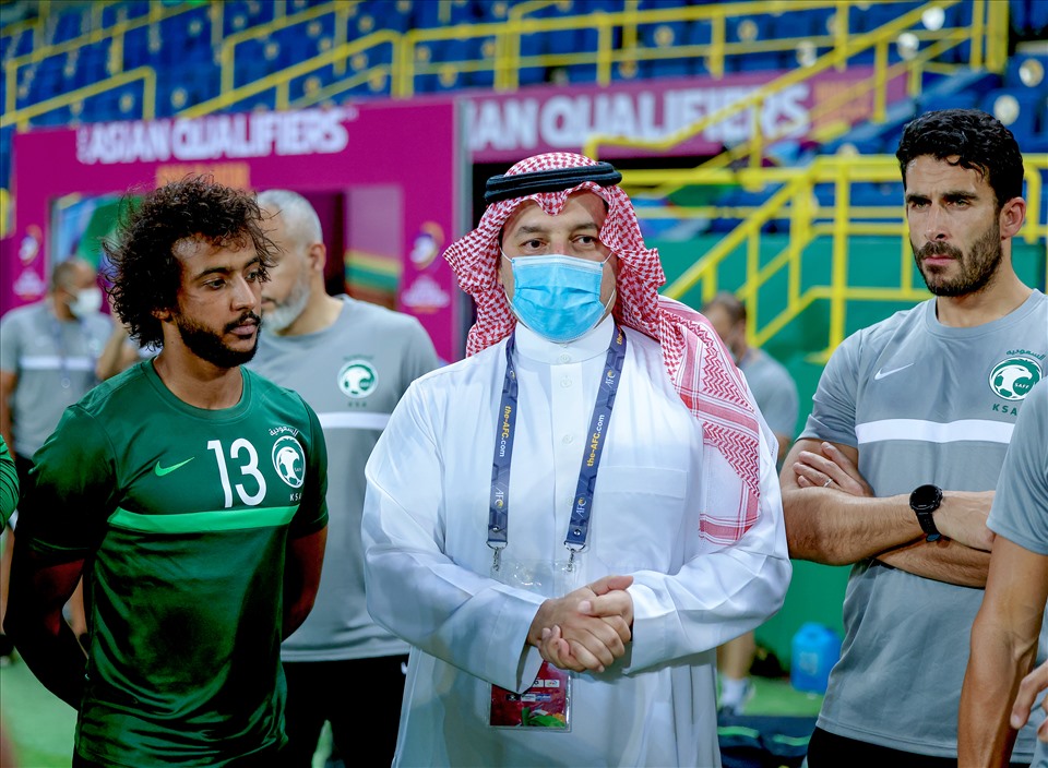 Chủ tịch Liên đoàn bóng đá Saudi Arabia đến động viên đội nhà trước trận ra quân gặp tuyển Việt Nam. Ảnh: SAFF.