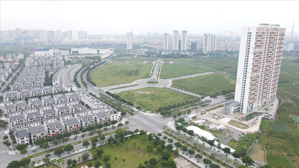 Ngoài ra, theo kết quả kiểm tra hiện trạng của UBND TP.Hà Nội cũng chỉ ra rằng, các ô đất ở dự án khu đô thị mới Dương Nội đã hoàn thiện 60/169 lô; các lô đất còn lại chủ đầu tư đang triển khai hoặc chưa thi công. Các ô đất cây xanh, công trình công cộng chủ yếu là đất trống. Ảnh Cao Nguyên.