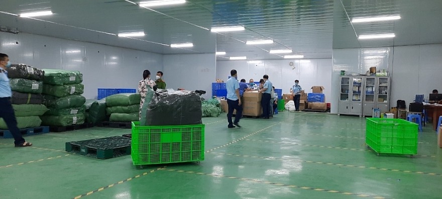 Hàng trăm nghìn sản phẩm, thiết bị y tế dùng cho tuyến đầu chống dịch vi phạm tại Phủ Lỗ, Hà Nội