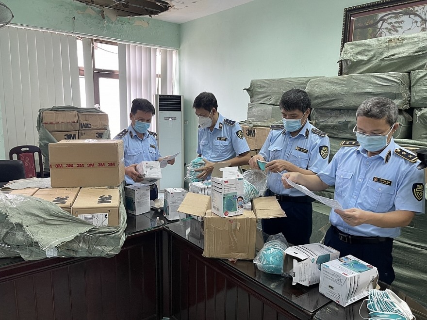 Hàng trăm nghìn sản phẩm, thiết bị y tế dùng cho tuyến đầu chống dịch vi phạm tại Phủ Lỗ, Hà Nội