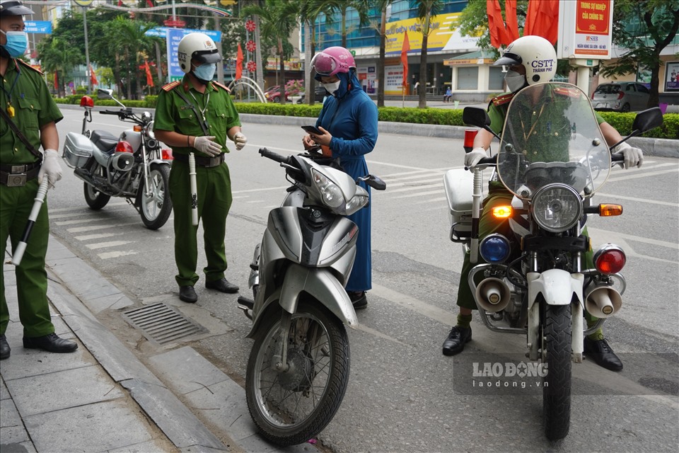 Lực lượng công an thường xuyên di chuyển trên các tuyến đường để kiểm soát, nhắc nhở các trường hợp ra đường phải tuân thủ nghiêm các biện pháp phòng, chống dịch theo Chỉ thị 16 của Thủ tướng Chính phủ.